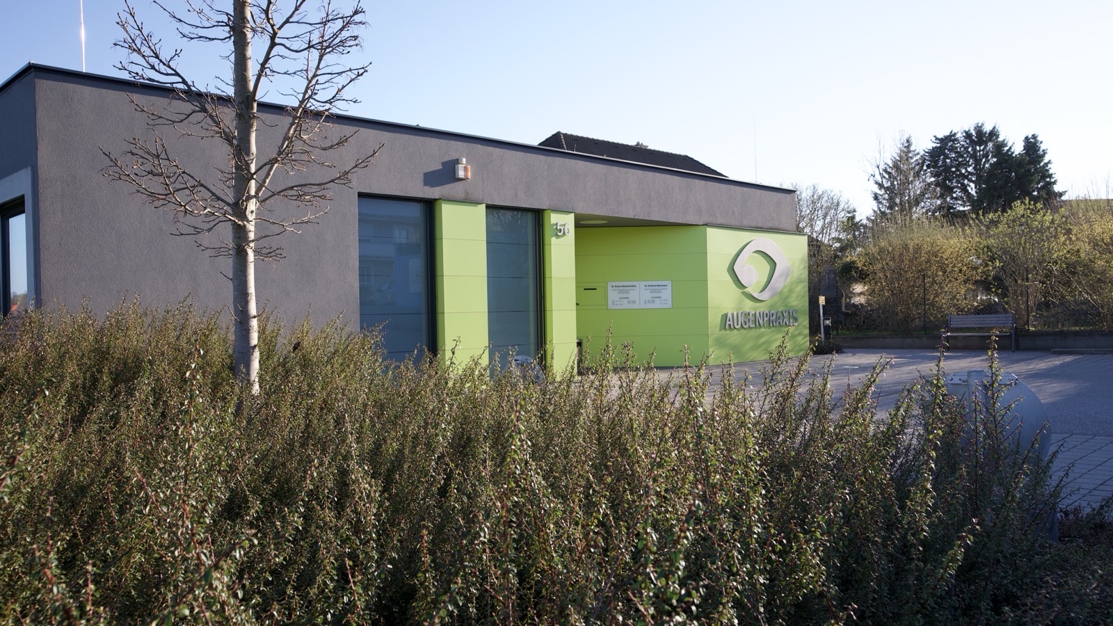 Augenpraxis Mistelbach – Gebäude in der Roseggerstraße 56 mit grünem Praxisschild